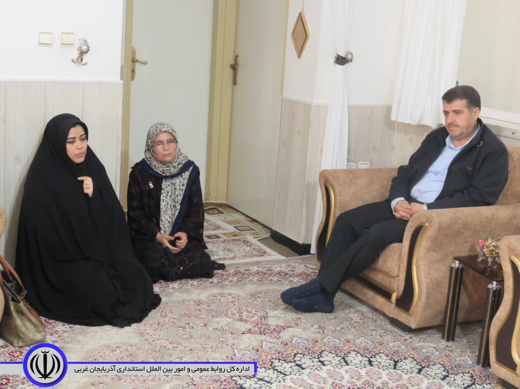 دیدار جمعی از مسئولان مهاباد با خانواده های معظم شهدا