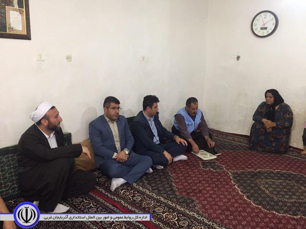 اهداء حکم مستمری بگیر 2 نفر از بیمه شدگان صندوق بیمه اجتماعی کشاورزان،روستاییان و عشایر توسط بخشداری مرکزی مهاباد