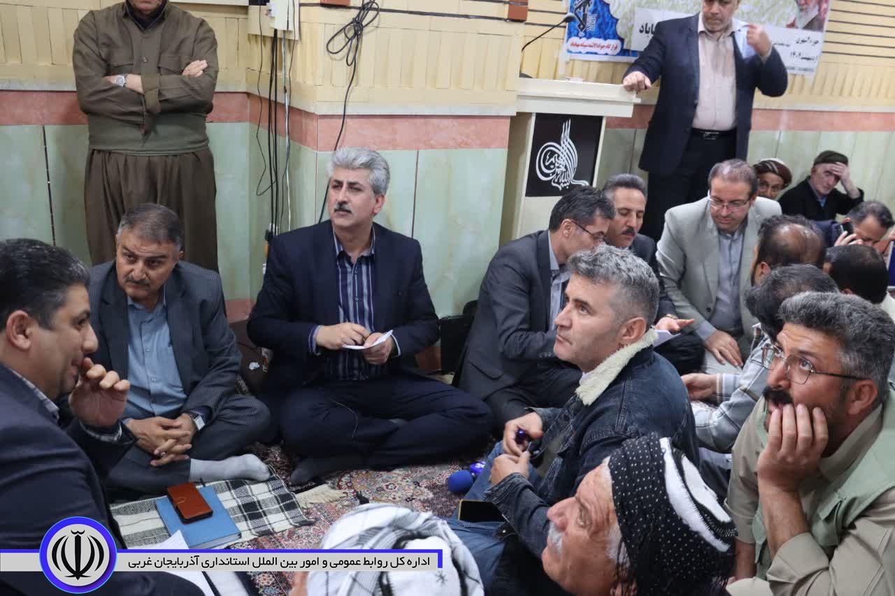میز خدمت و دیدار چهرە بە چهرە مسئولان با ساکنان منطقه پشت تپ برگزار شد.