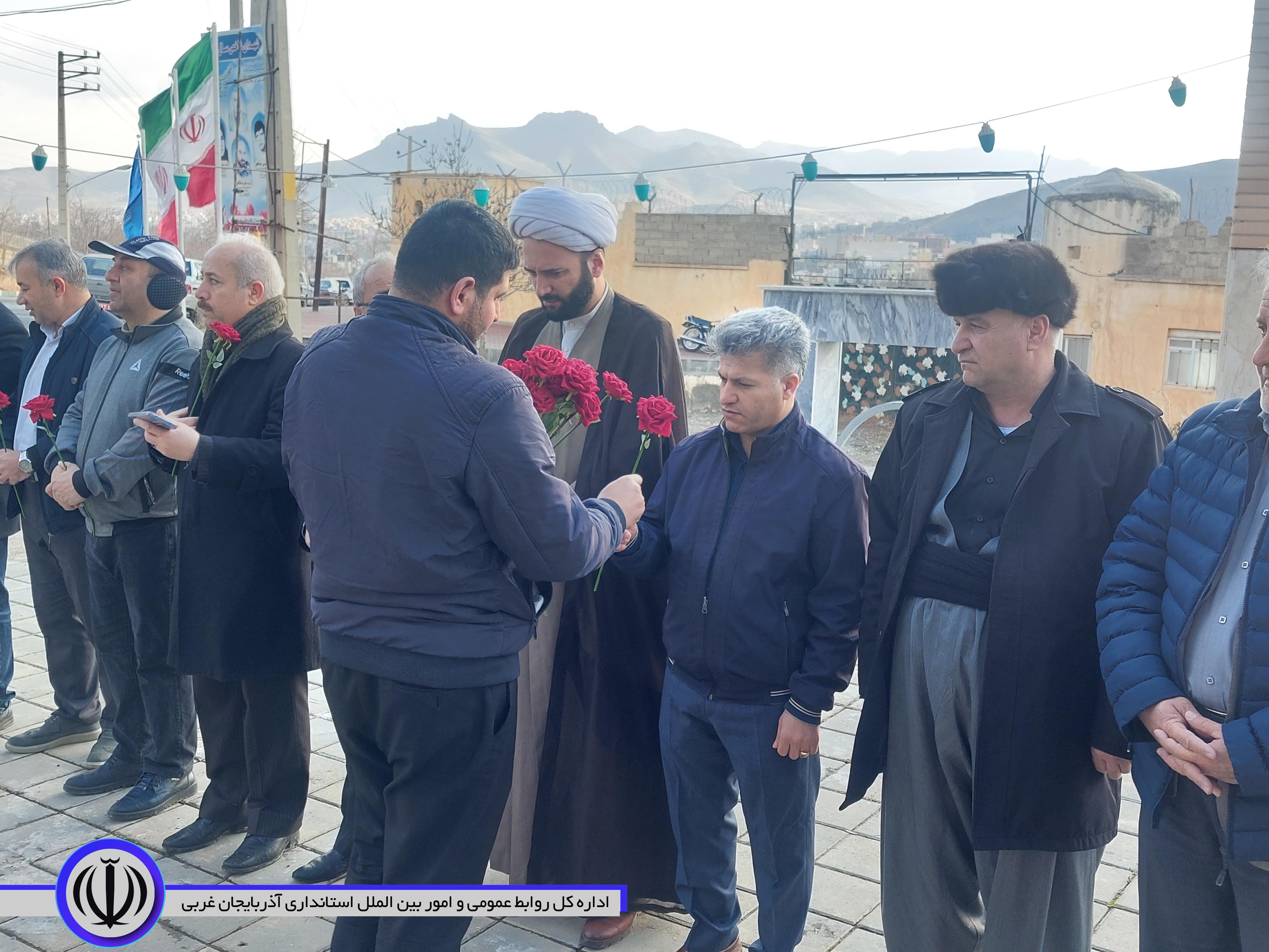 غبارروبی مزار شهداء در مهاباد به مناسبت آغاز هفته منابع طبیعی