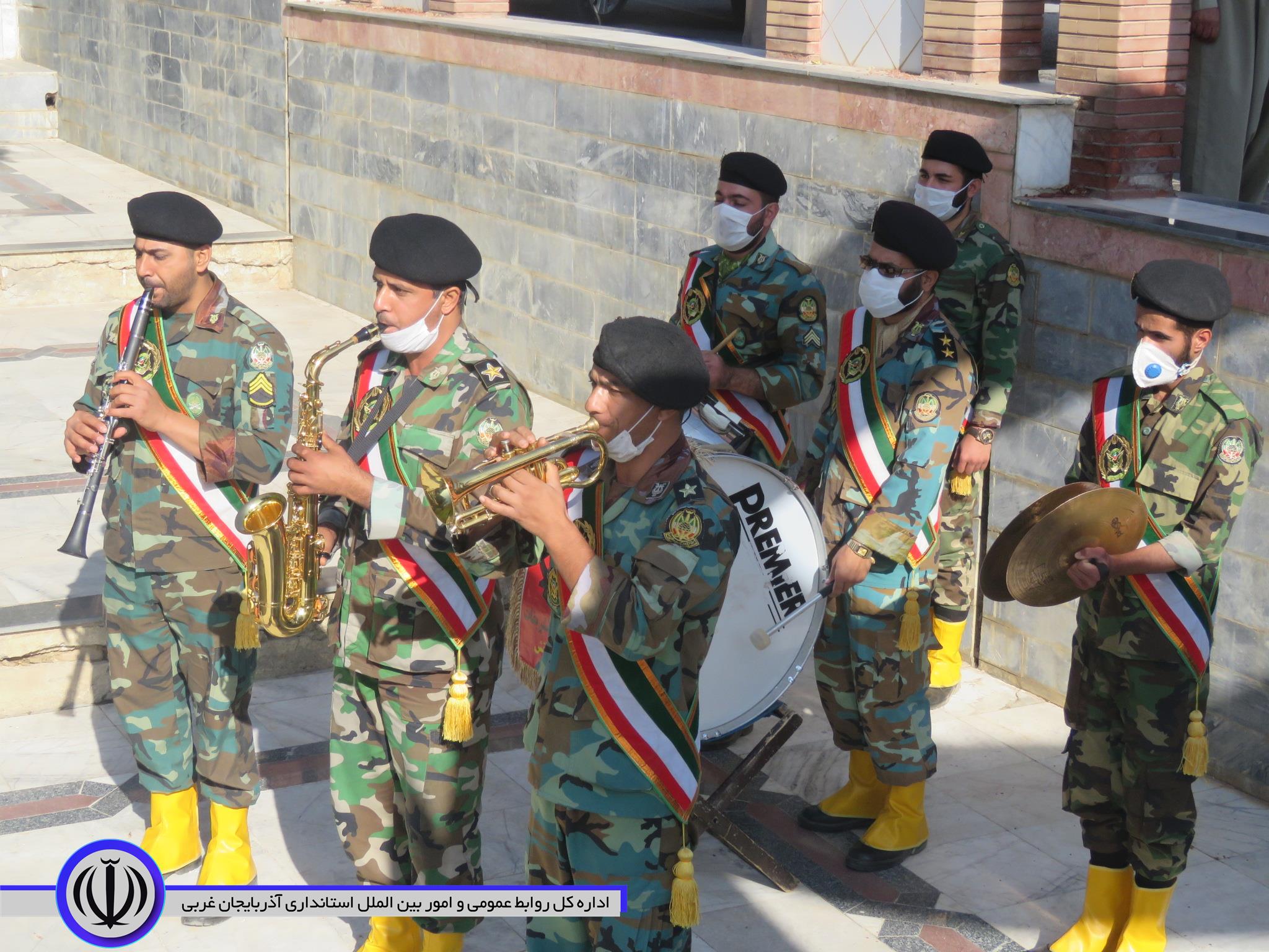 گلزار شهدای مهاباد غبارروبی و عطرافشانی شد