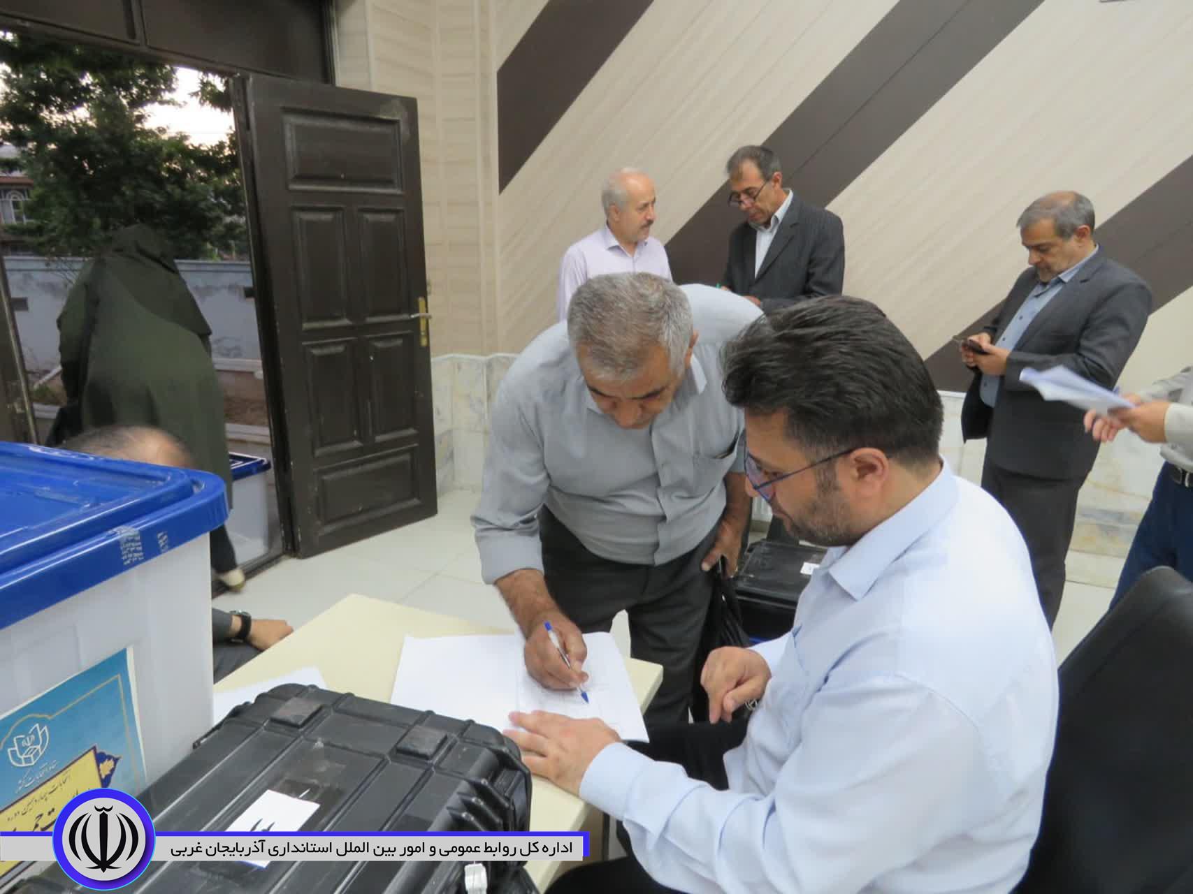 صندوقهای اخذ رأی در مهاباد توزیع شد