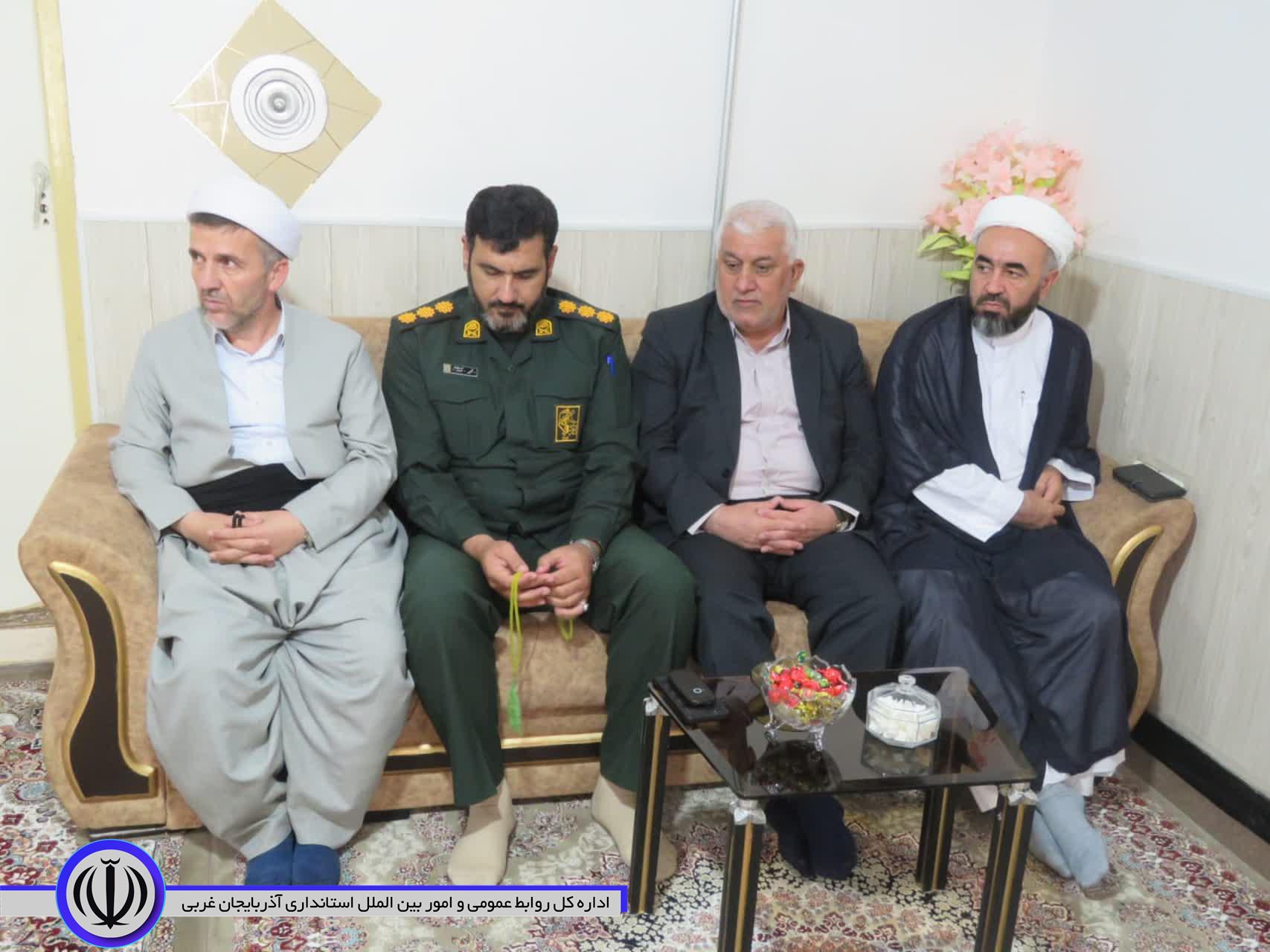 دیدار جمعی از مسئولان مهاباد با خانواده های معظم شهدا