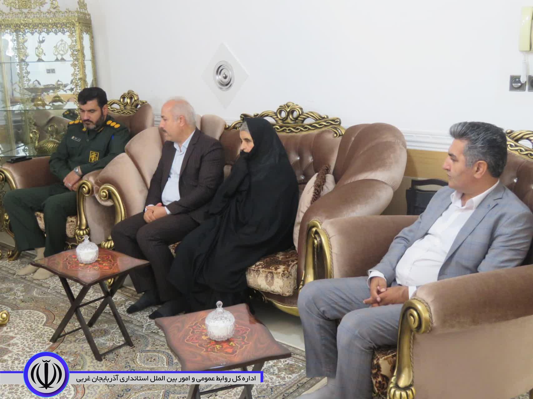 دیدار جمعی از مسئولان مهاباد با خانواده های معظم شهدا