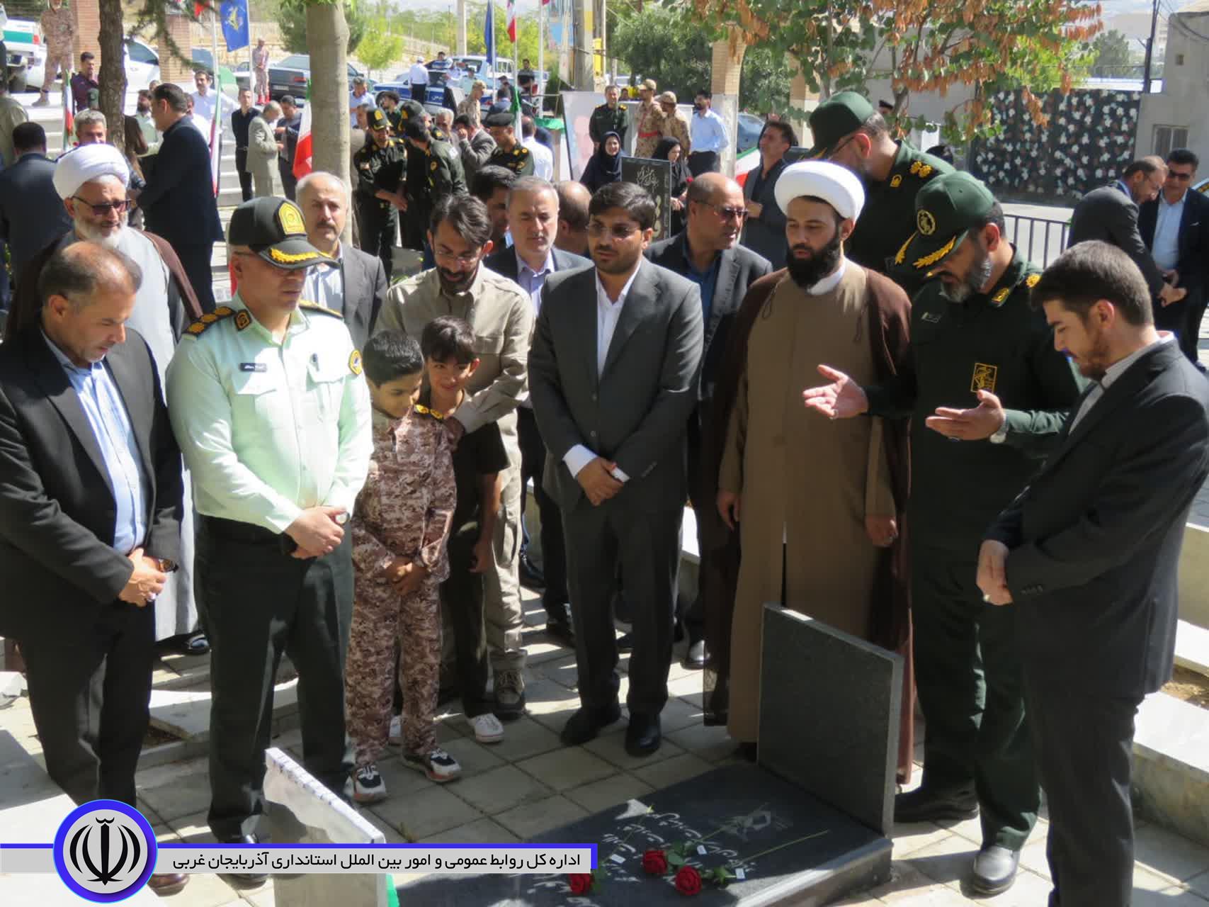 غبارروبی و گلباران مزار شهدای مهاباد