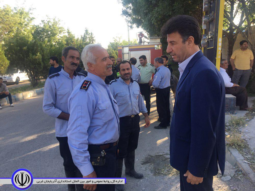 حضور معاون استاندار و فرماندار ویژه شهرستان مهاباد در صحنه حادثه آتش سوزی کارخانه کارتن سازی در شهرک صنعتی