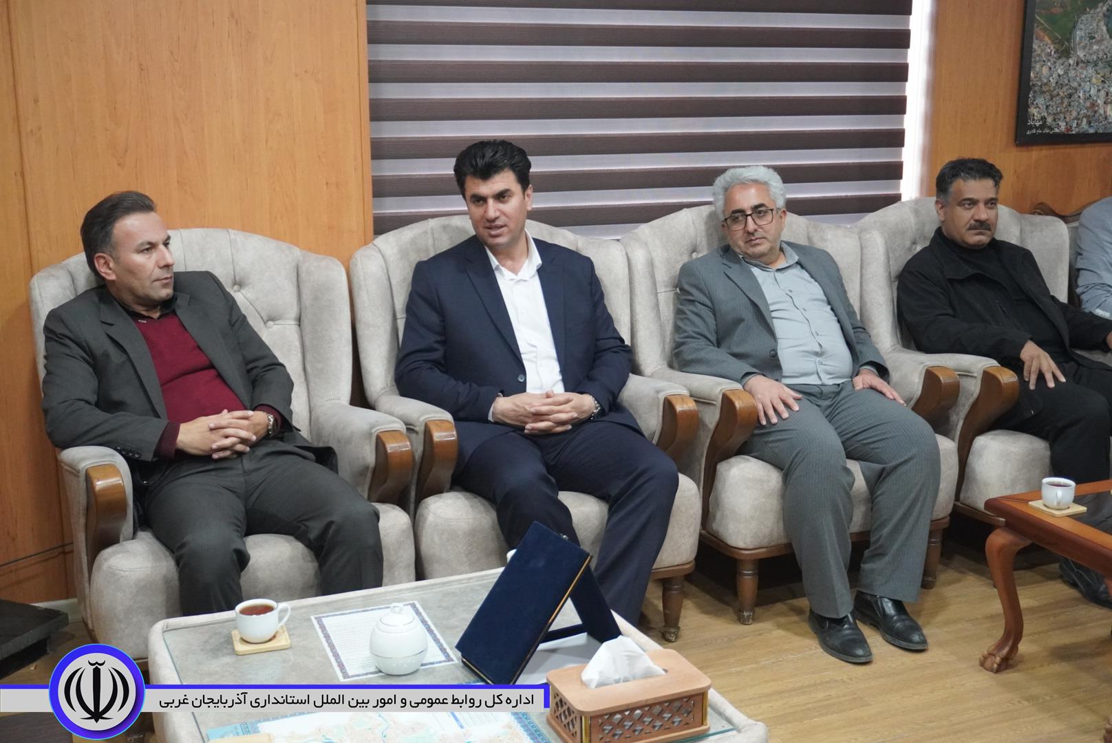 تجلیل فرماندار ویژه مهاباد از آکام ابراهیم‌نژاد دانش آموز والیبالیست مهابادی در مسابقات دانش‌آموزان جهان