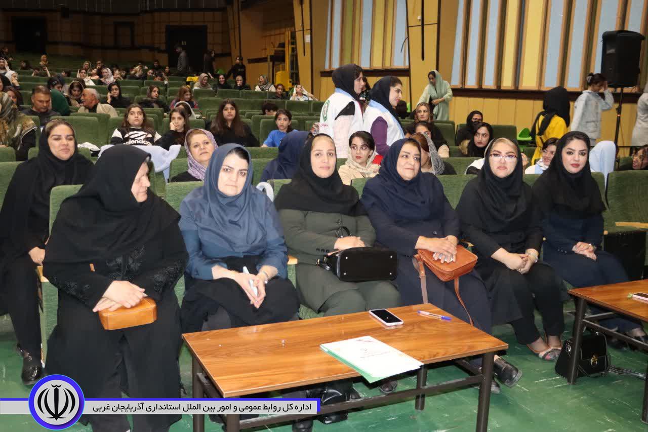 به مناسبت دهه کرامت، آیین گرامیداشت روز دختر در مهاباد برگزار شد