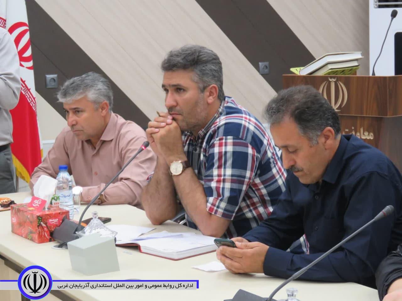 جلسه بررسی مشکلات و مسائل تعاونی های مساکن شهرستان مهاباد