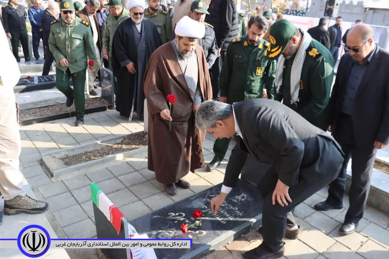 گلباران مزار شهدای مهاباد به مناسبت سالگرد تشکیل بسیج