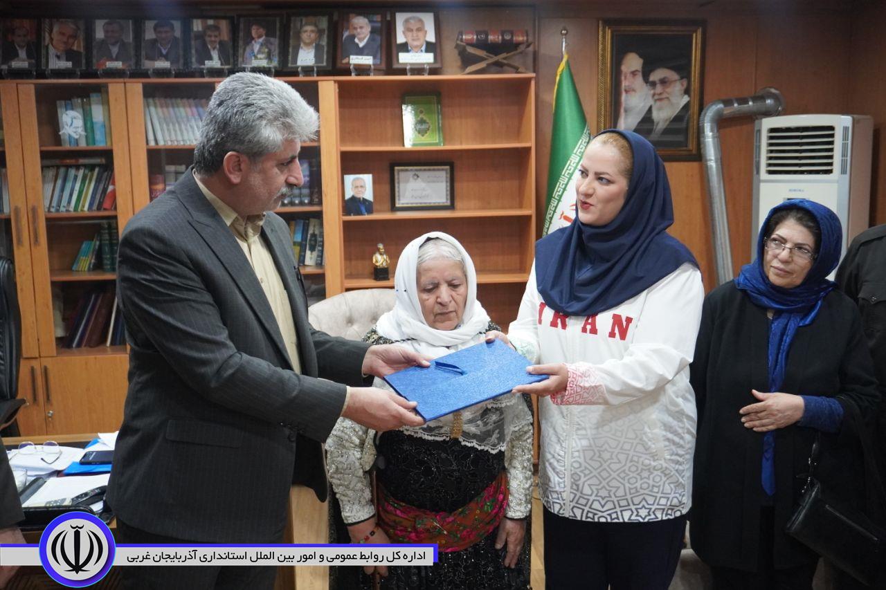 تجلیل فرماندار ویژه مهاباد از سرگل علیزاده مربی تیم ملی والیبال دختران