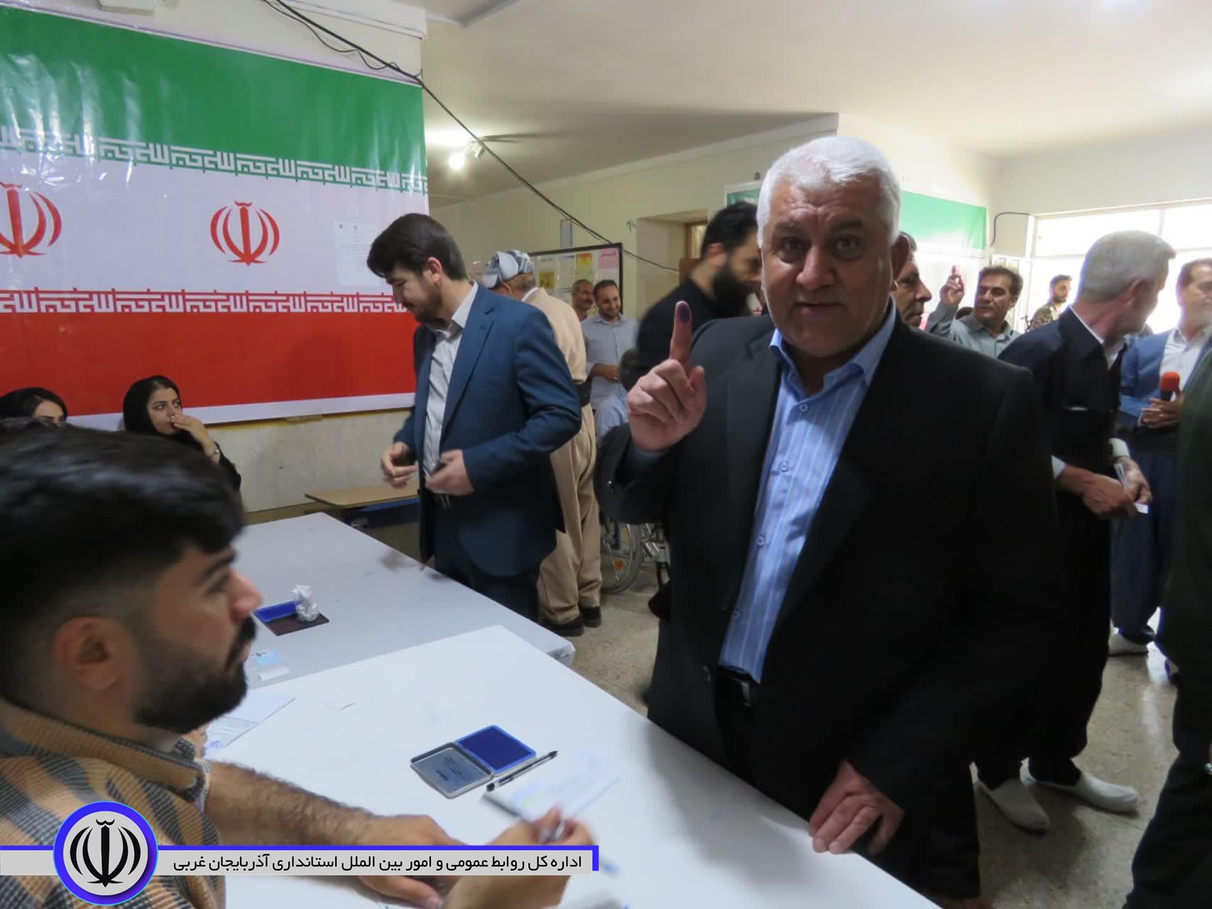 اعضای شورای تامین مهاباد رای خود را به صندوق انداختند