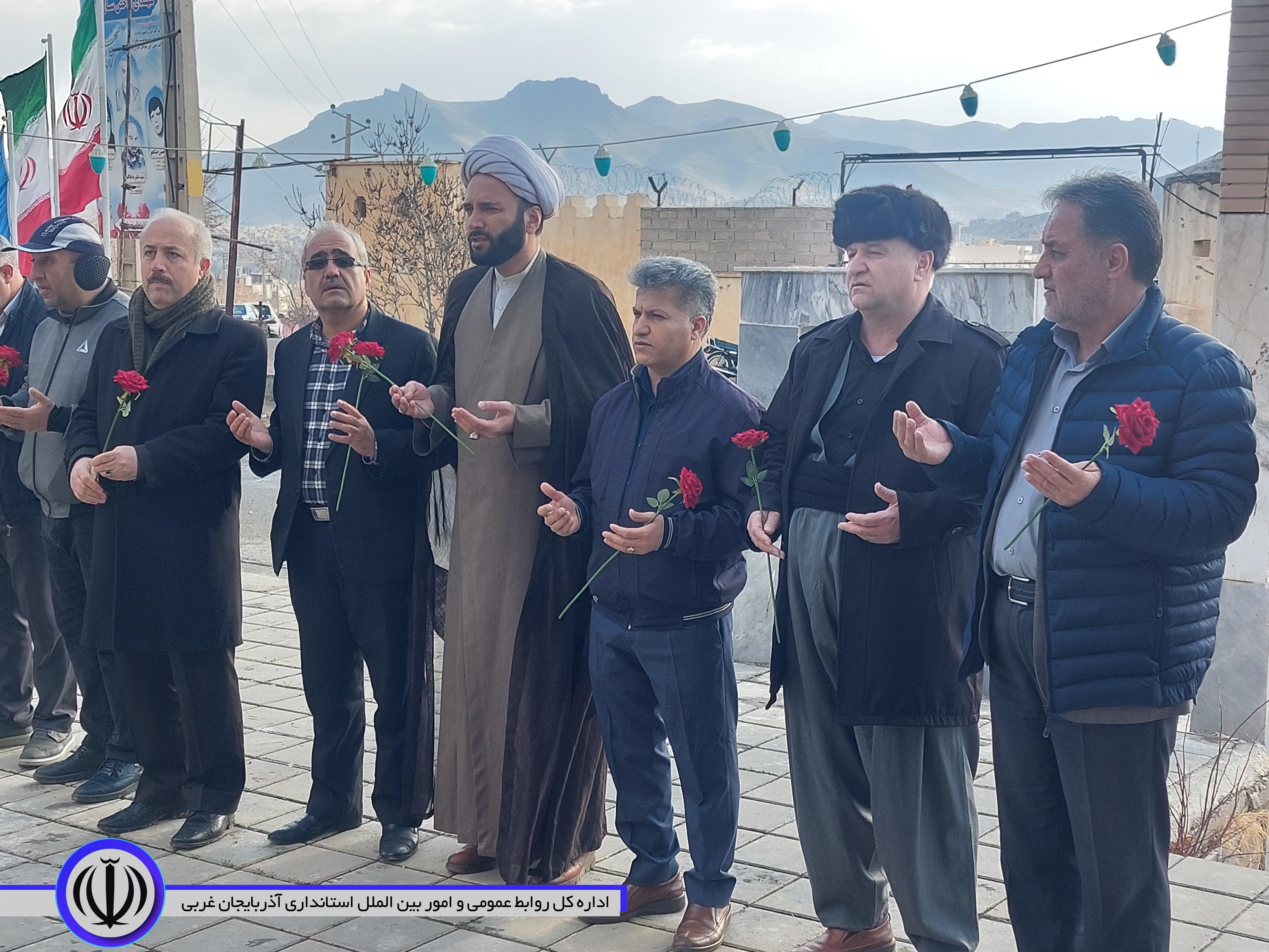 غبارروبی مزار شهداء در مهاباد به مناسبت آغاز هفته منابع طبیعی