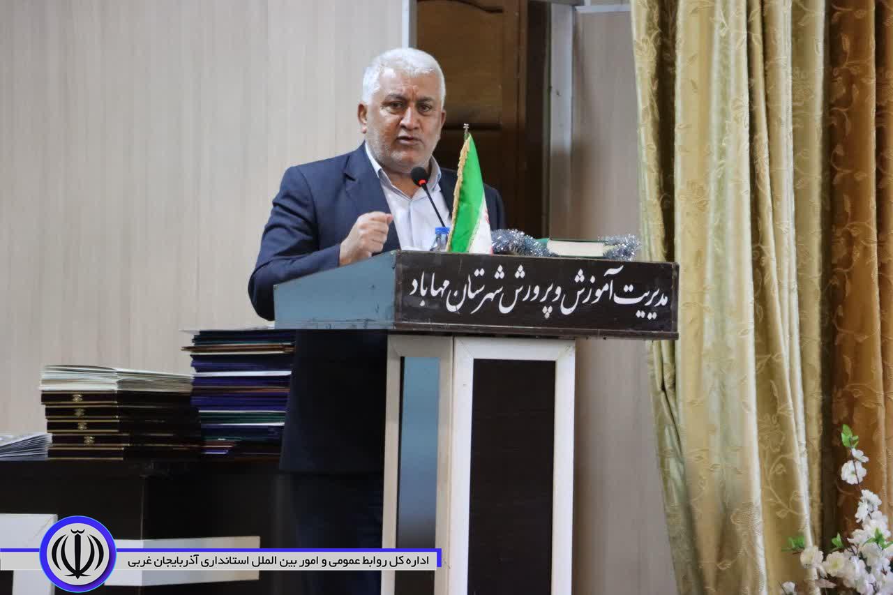فرماندار مهاباد: کارمندی فرصتی مغتنم برای خدمتگزاری به مردم است