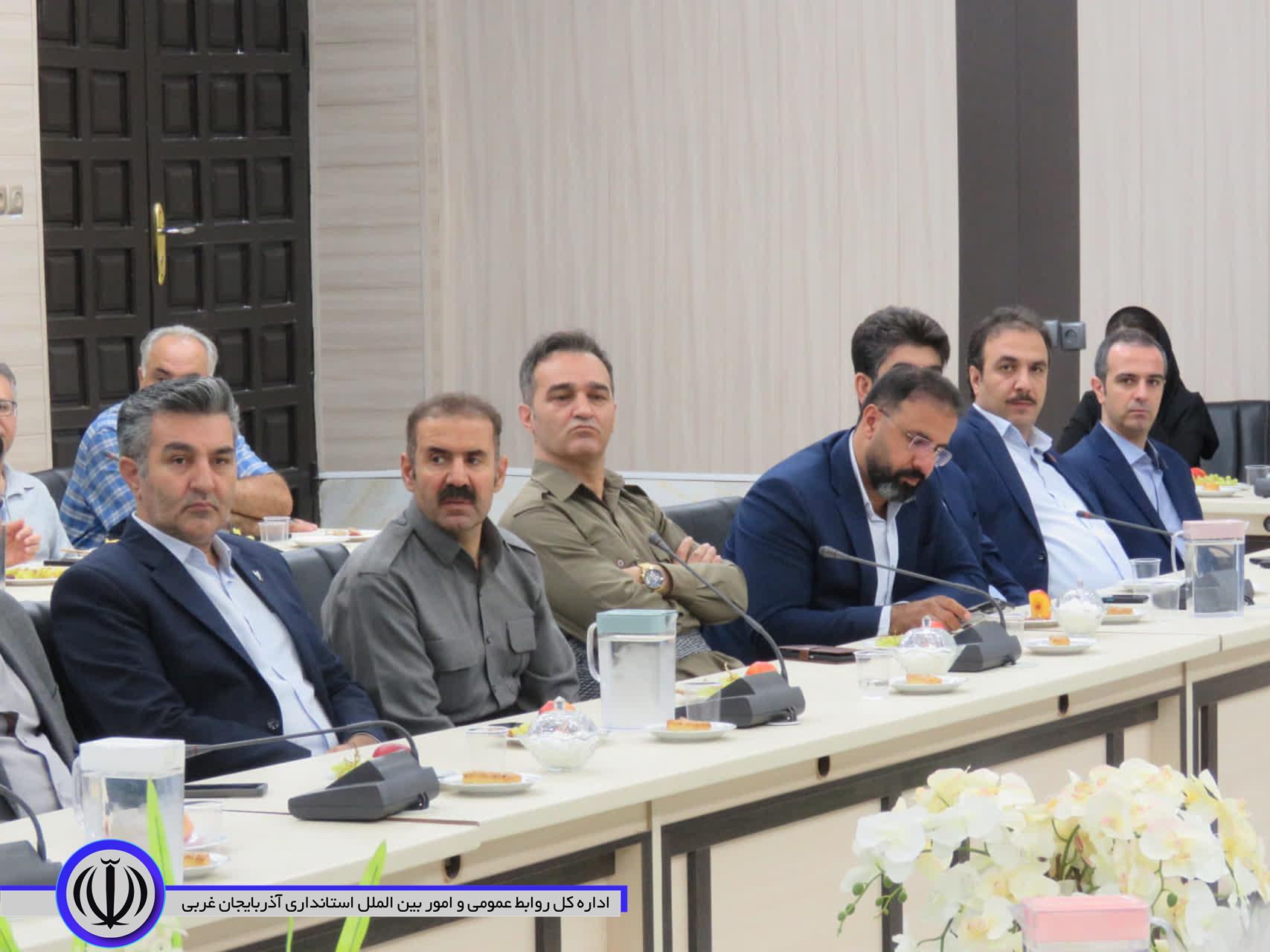 جمعی از روحانیون، معتمدان، بازاریان، جوانان، بسیجیان، نظامیان، مراجع قضایی و اعضای شورای تامین شهرستان مهاباد با محمدصادق امیر عشایری، فرماندار ویژه مهاباد دیدار کردند.