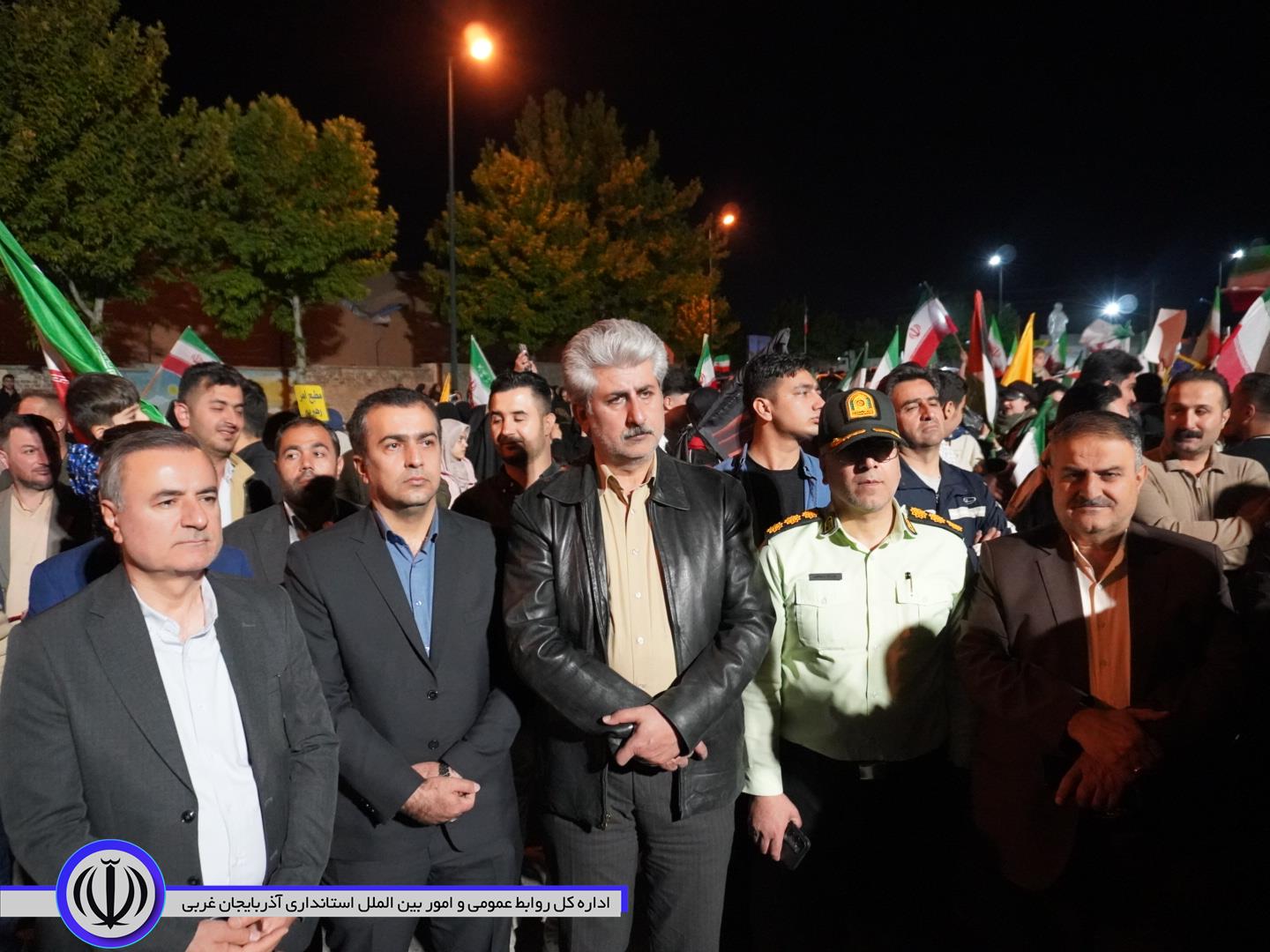 تداوم اجتماع شبانه و جلوه هایی از عزت و سربلندی مردم مهاباد در دفاع از ایران اسلامی