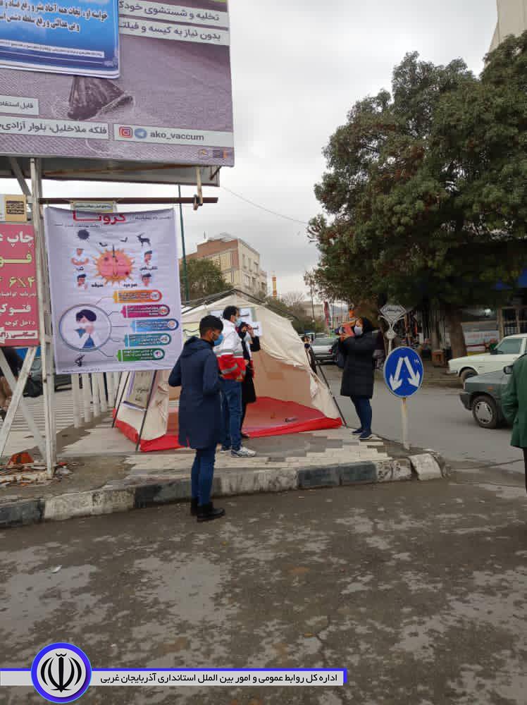 پیشگامان بسیج با تب سنجی و توزیع ماسک رایگان به یاری مردم شتافتند
