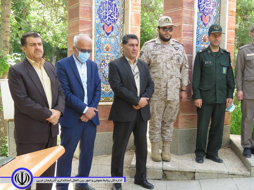 غبارروبی و عطرافشانی گلزار شهدای مهاباد