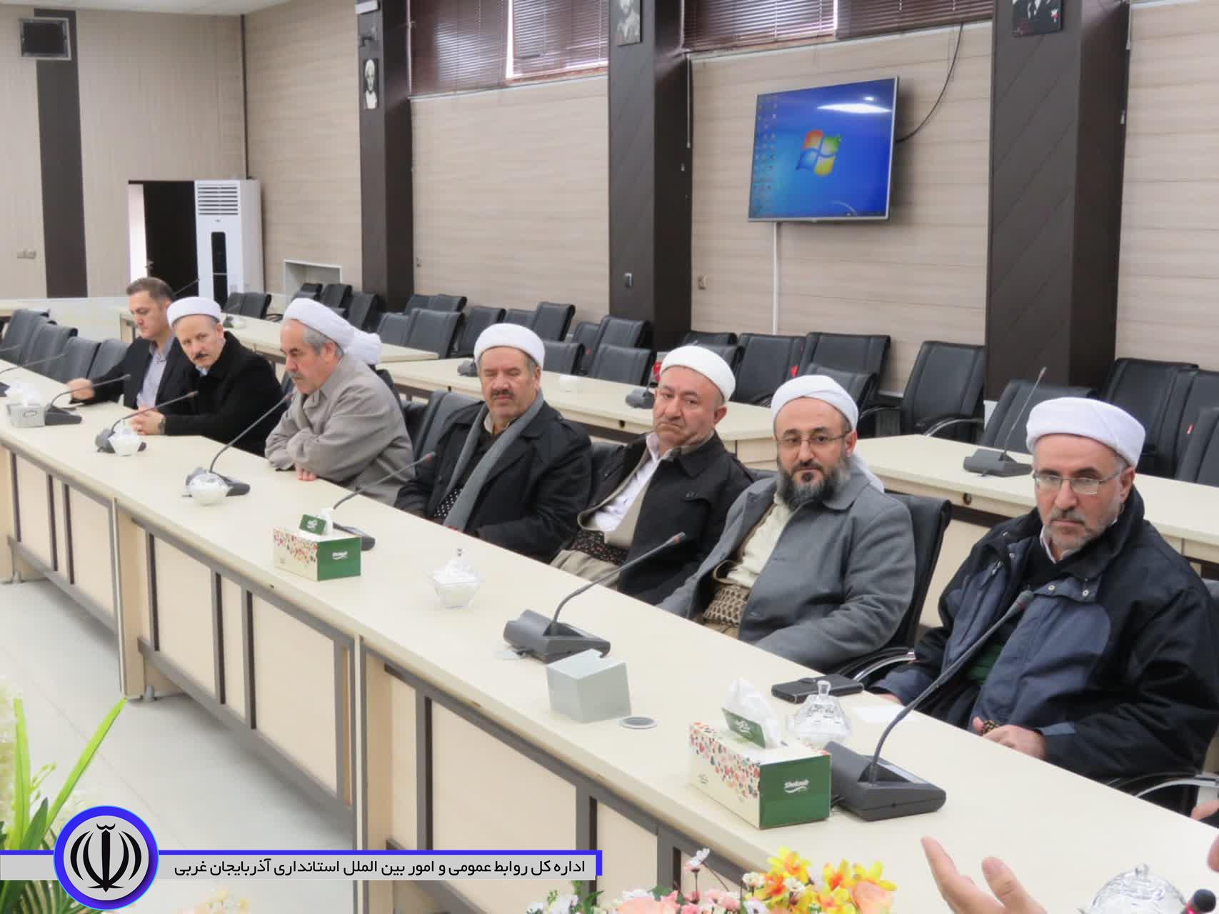 دیدار جمعی از ماموستایان آیینی و امامان جماعت مساجد سطح شهر با سرپرست فرمانداری مهاباد