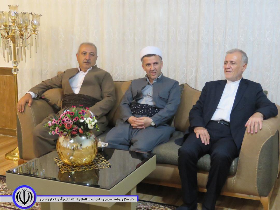 معاون استاندار آذربایجان غربی و جمعی از مسوولان مهابادی با خانواده شهید این شهرستان دیدار کردند