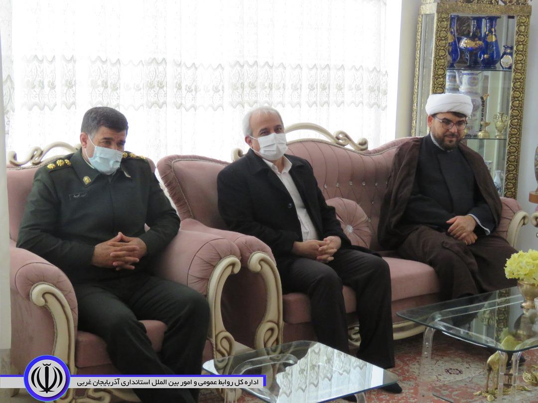 فرماندار مهاباد: دیدار با خانواده شهدا روحیه جهادی را تقویت میکند