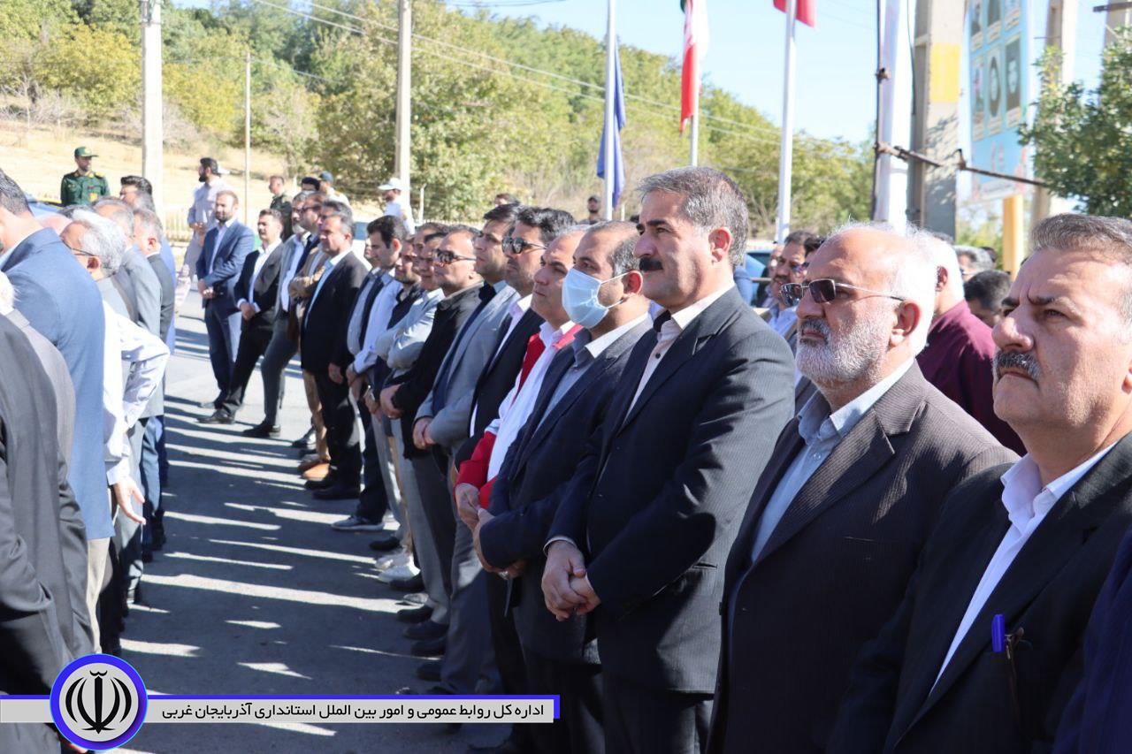 غبارروبی وگلباران مزار شهدا در مهاباد