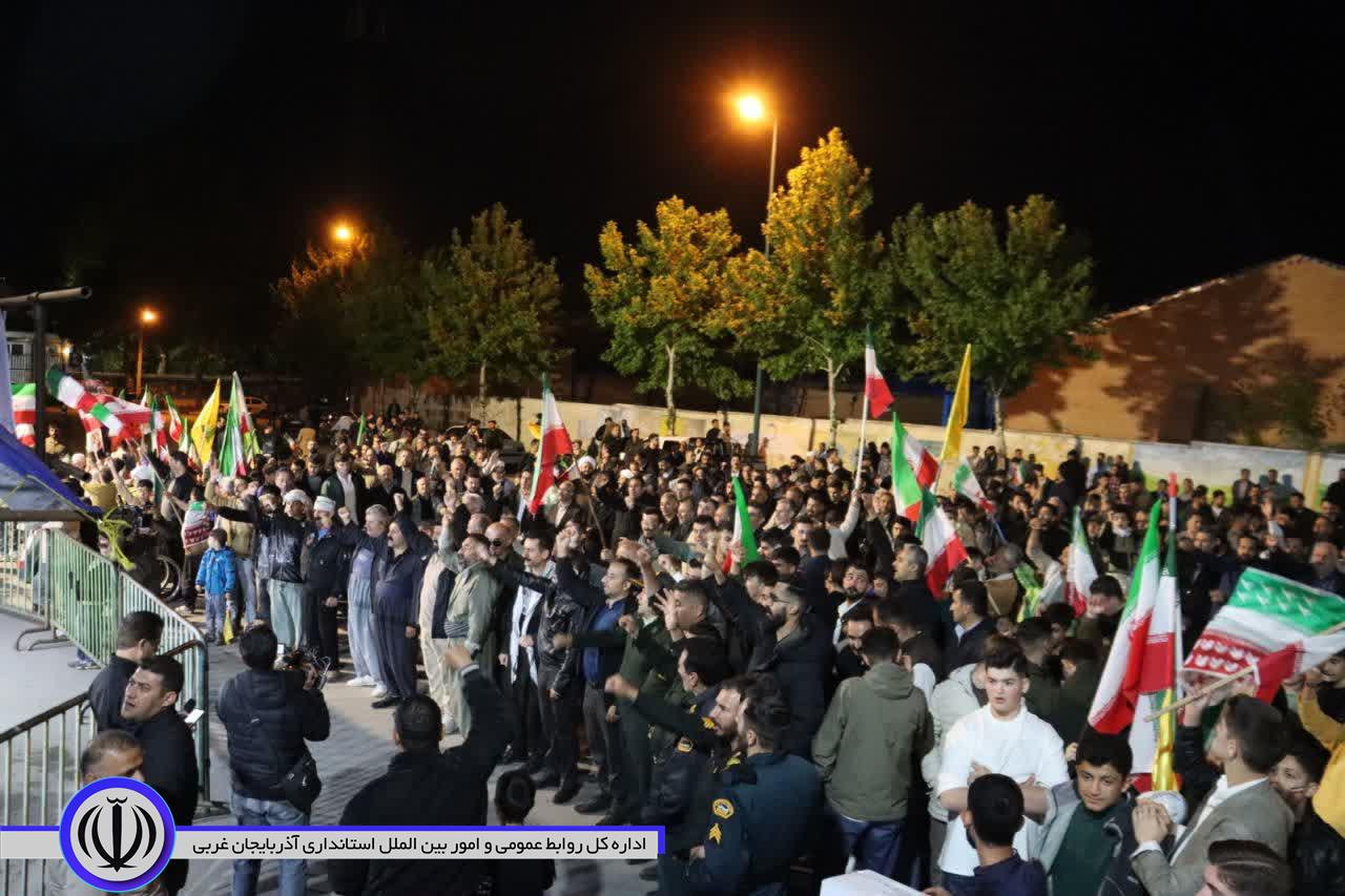 تداوم اجتماع پرشور و حماسی مردم مهاباد؛ جلوه هایی از اقتدار، انسجام و اتحاد مردمی