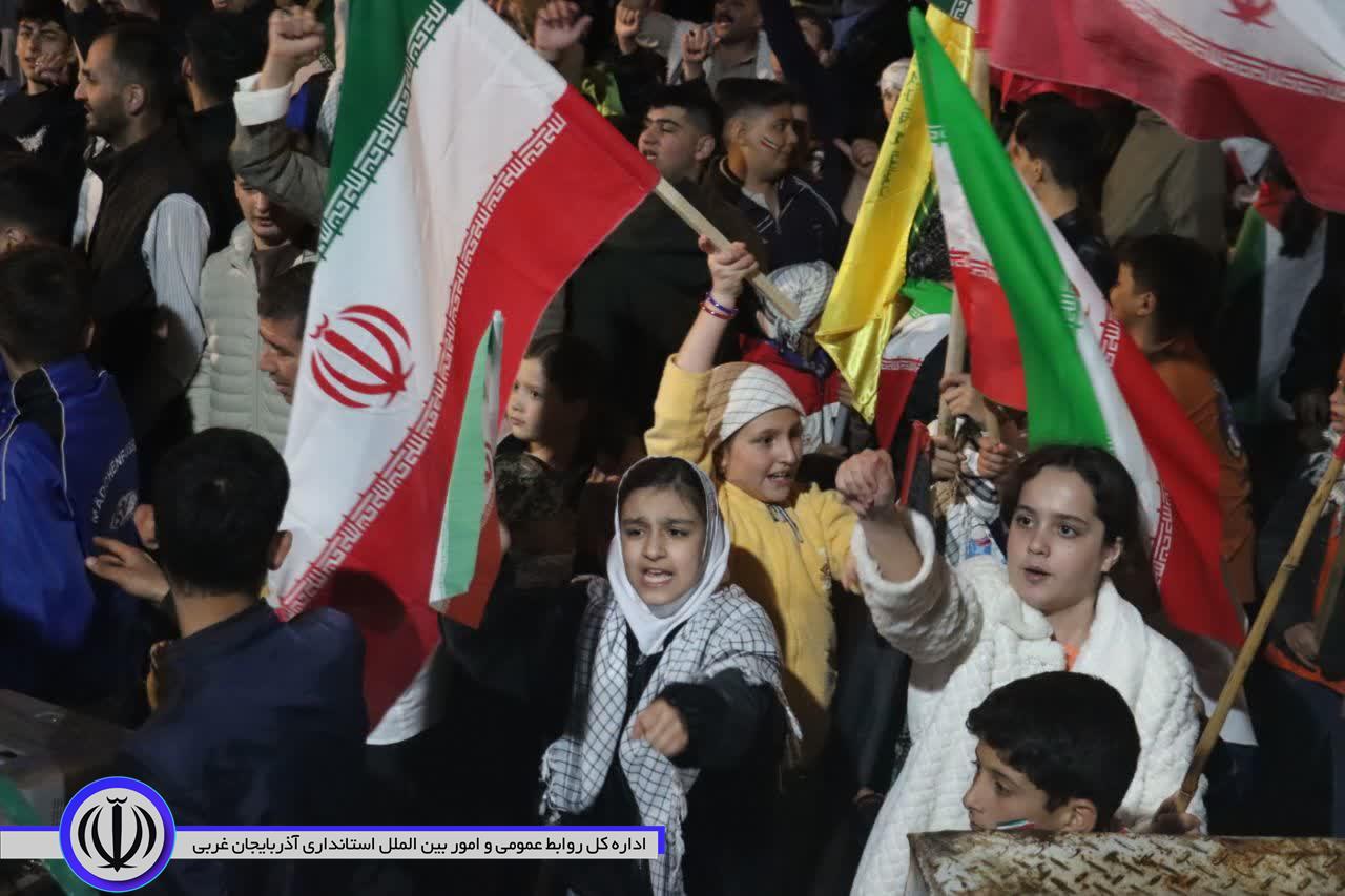 تداوم اجتماع پرشور و حماسی مردم مهاباد؛ جلوه هایی از اقتدار، انسجام و اتحاد مردمی