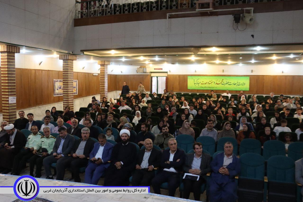تداوم جشن و سرور و دف نوازی به مناسبت میلاد پیامبر اکرم (ص) و هفته وحدت در مهاباد