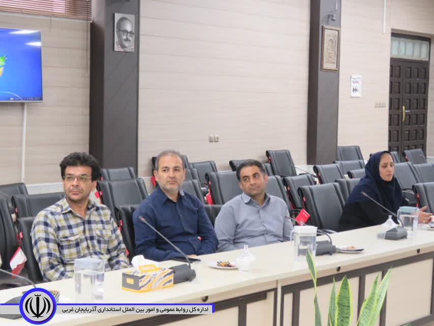 نشست صمیمی معاون توسعه مدیریت و منابع استانداری با همکاران فرمانداری مهاباد