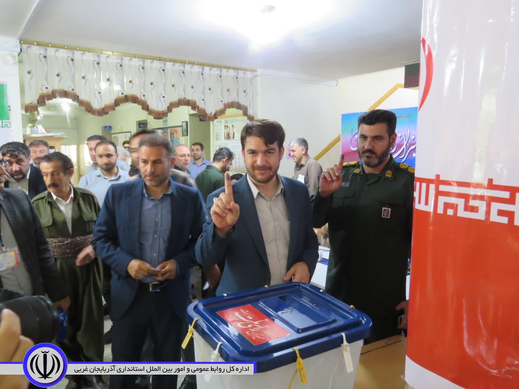 اعضای شورای تامین مهاباد رای خود را به صندوق انداختند