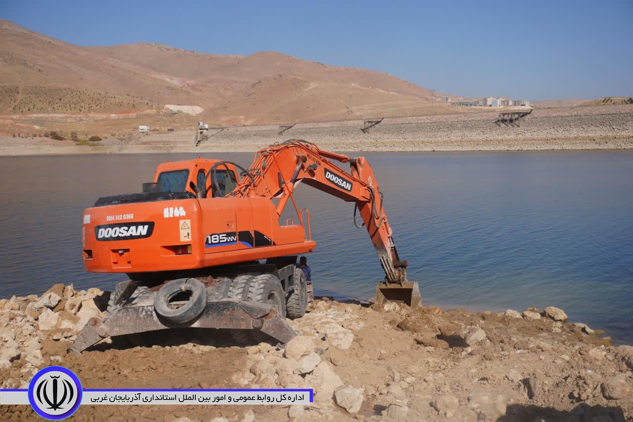 ساخت سکوی تازه برای برج آبگیر از سد مهاباد آغاز شد