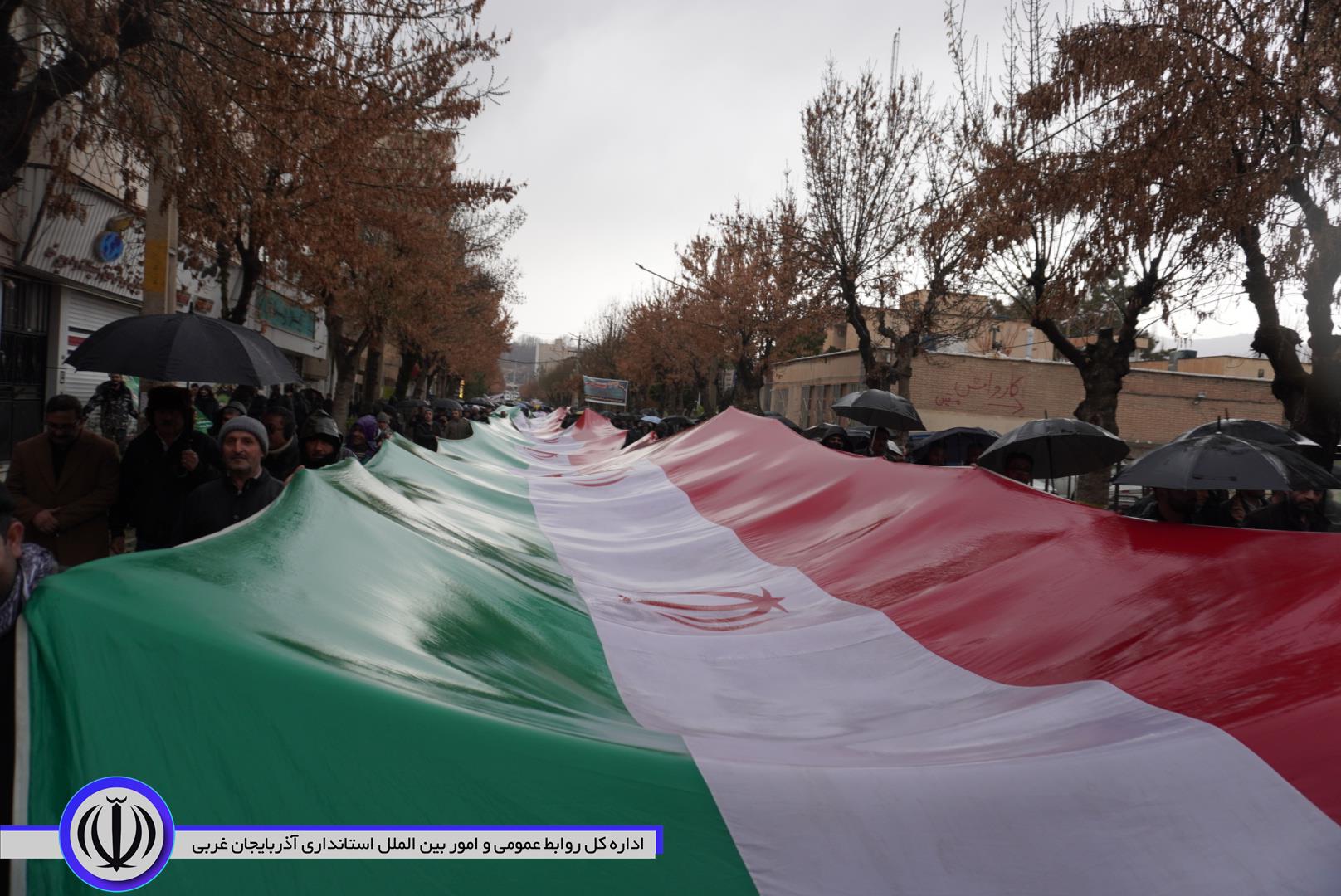 مهابادی‌ها چهل‌وهفتمین سالگرد پیروزی انقلاب اسلامی را زیر باران جشن گرفتند