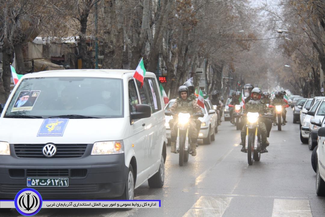 آغاز مراسم 22 بهمن در مهاباد با حرکت خودروها و موتورسیکلتهای مزین به پرچم ایران