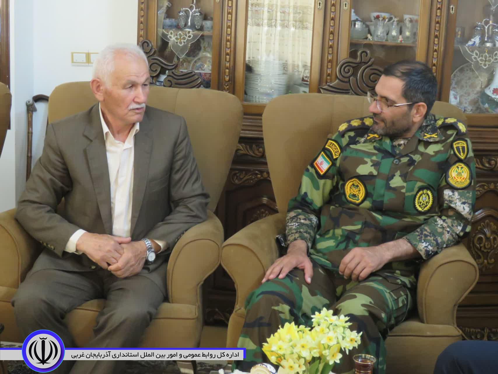 مسوولان مهاباد با خانواده 2 شهید این شهرستان دیدار کردند