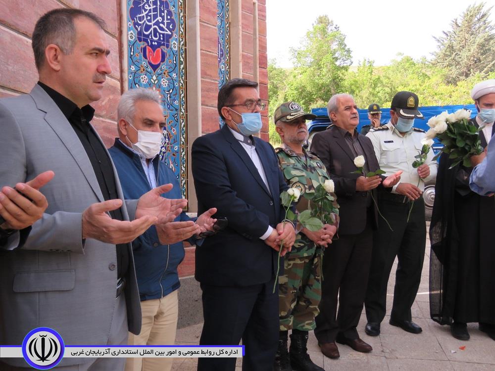 غبارروبی و عطرافشانی گلزار شهدای مهاباد