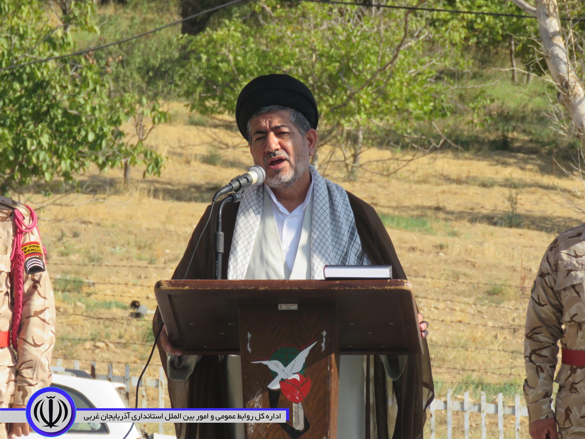 گلزار شهدای مهاباد غبارروبی و عطرافشانی شد