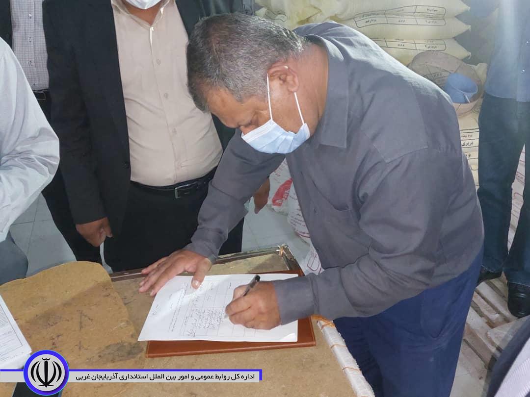 بازدید سر زده فرماندار مهاباد از وضعیت پخت و فروش نان در نانوایی ها