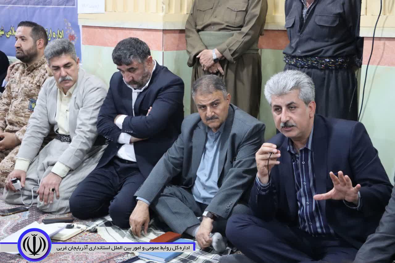 میز خدمت و دیدار چهرە بە چهرە مسئولان با ساکنان منطقه پشت تپ برگزار شد.