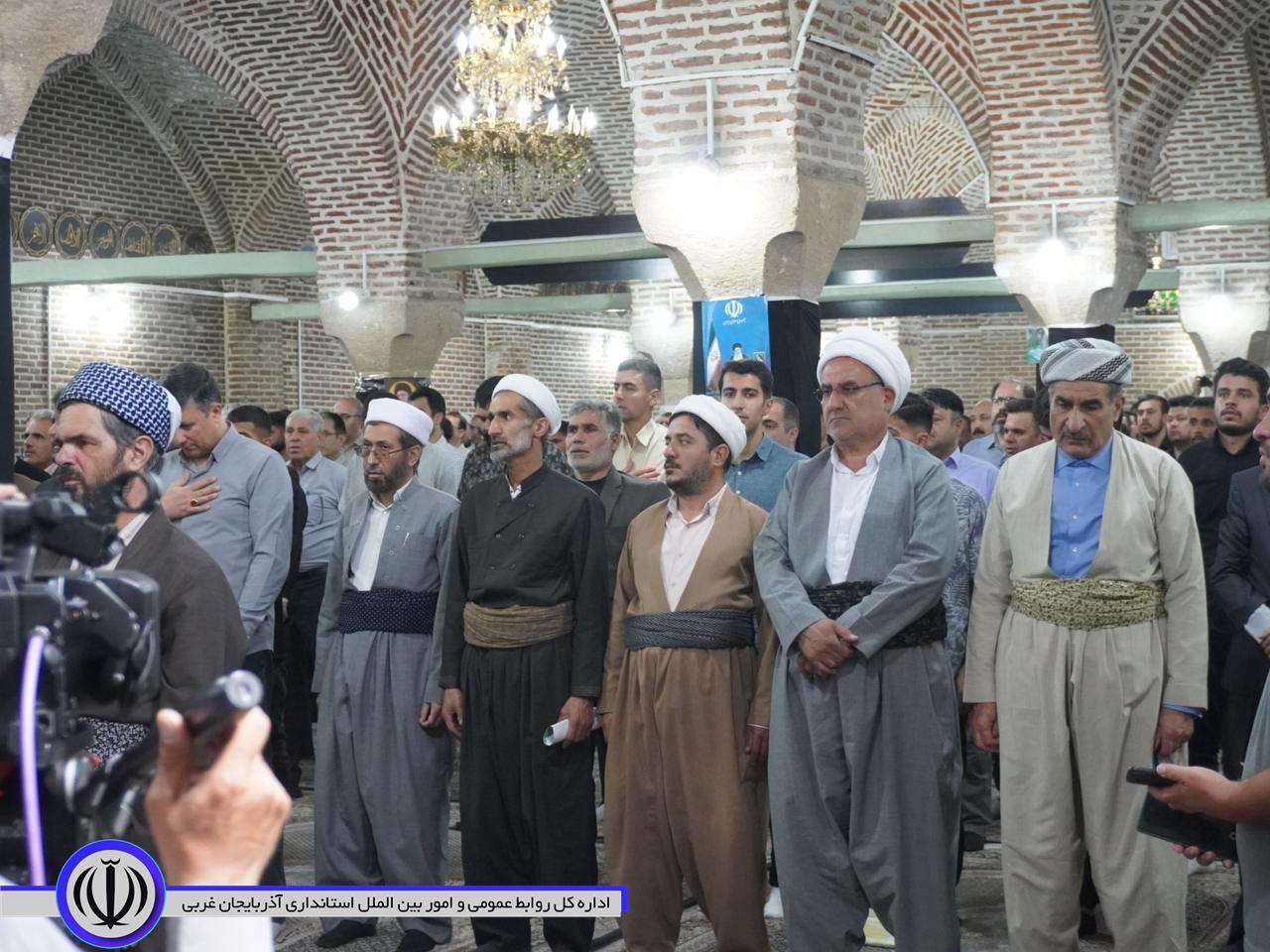 طنین نوای «فراق» در مسجد جامع مهاباد/ حضور مردم در وداع با رهبر شهیدِ ایران