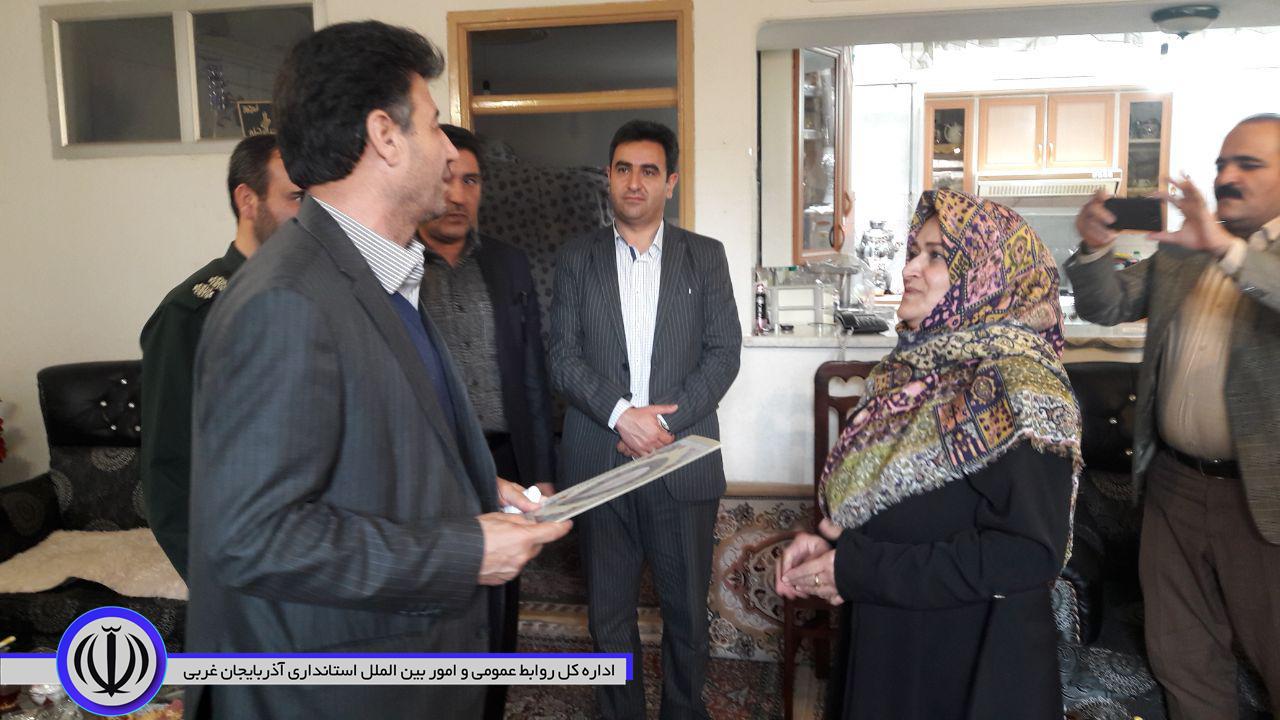 دیدار معاون استاندار و فرماندار ویژه شهرستان مهاباد با دو خانواده جانباز به مناسبت روز جانباز