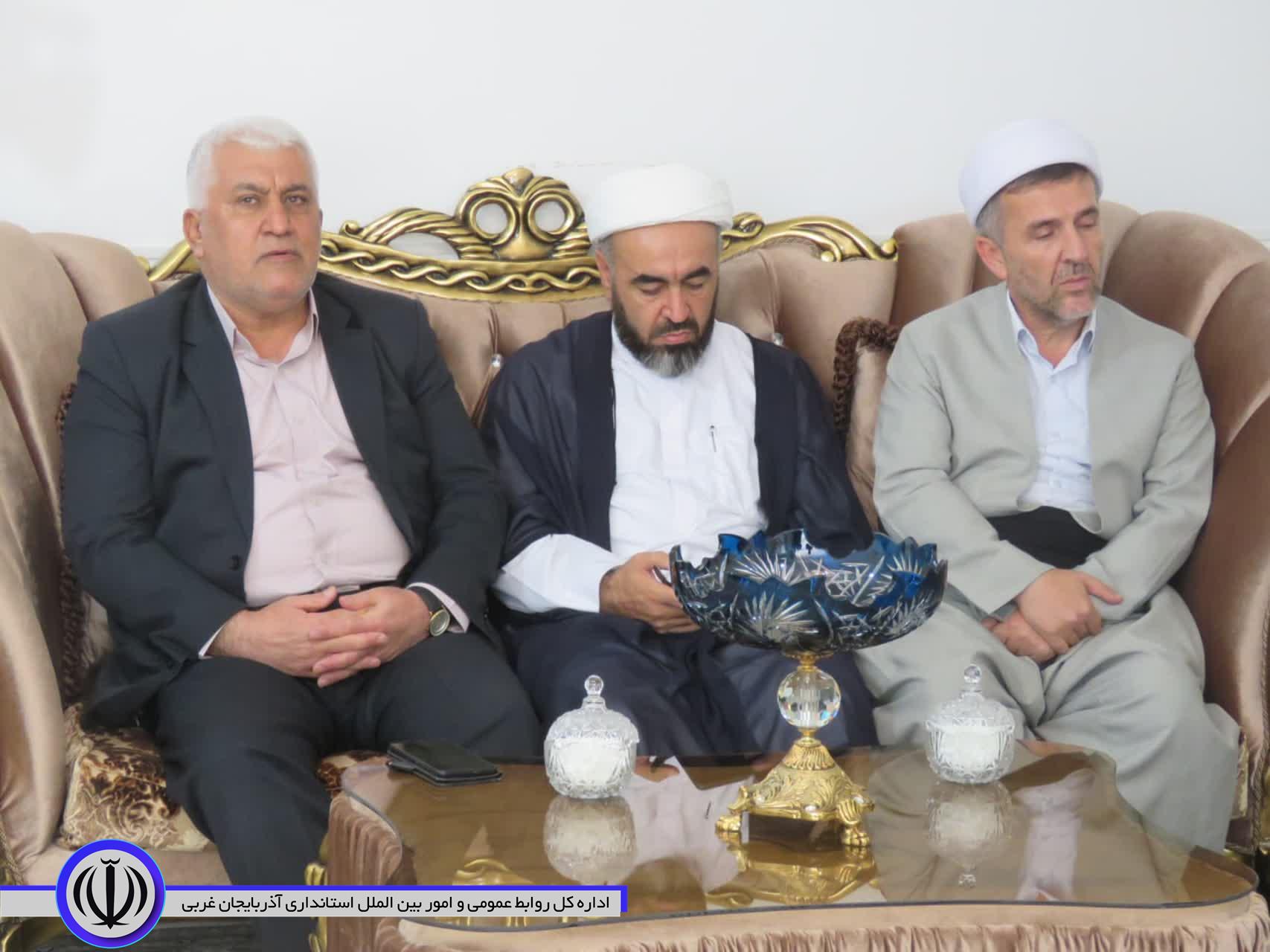دیدار جمعی از مسئولان مهاباد با خانواده های معظم شهدا