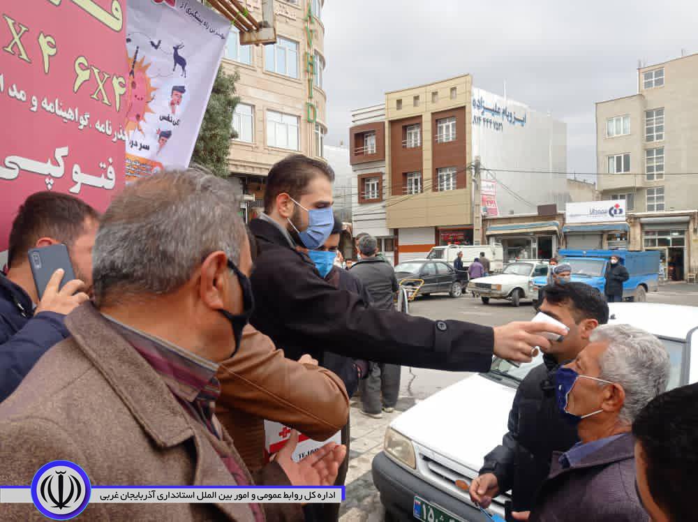 پیشگامان بسیج با تب سنجی و توزیع ماسک رایگان به یاری مردم شتافتند
