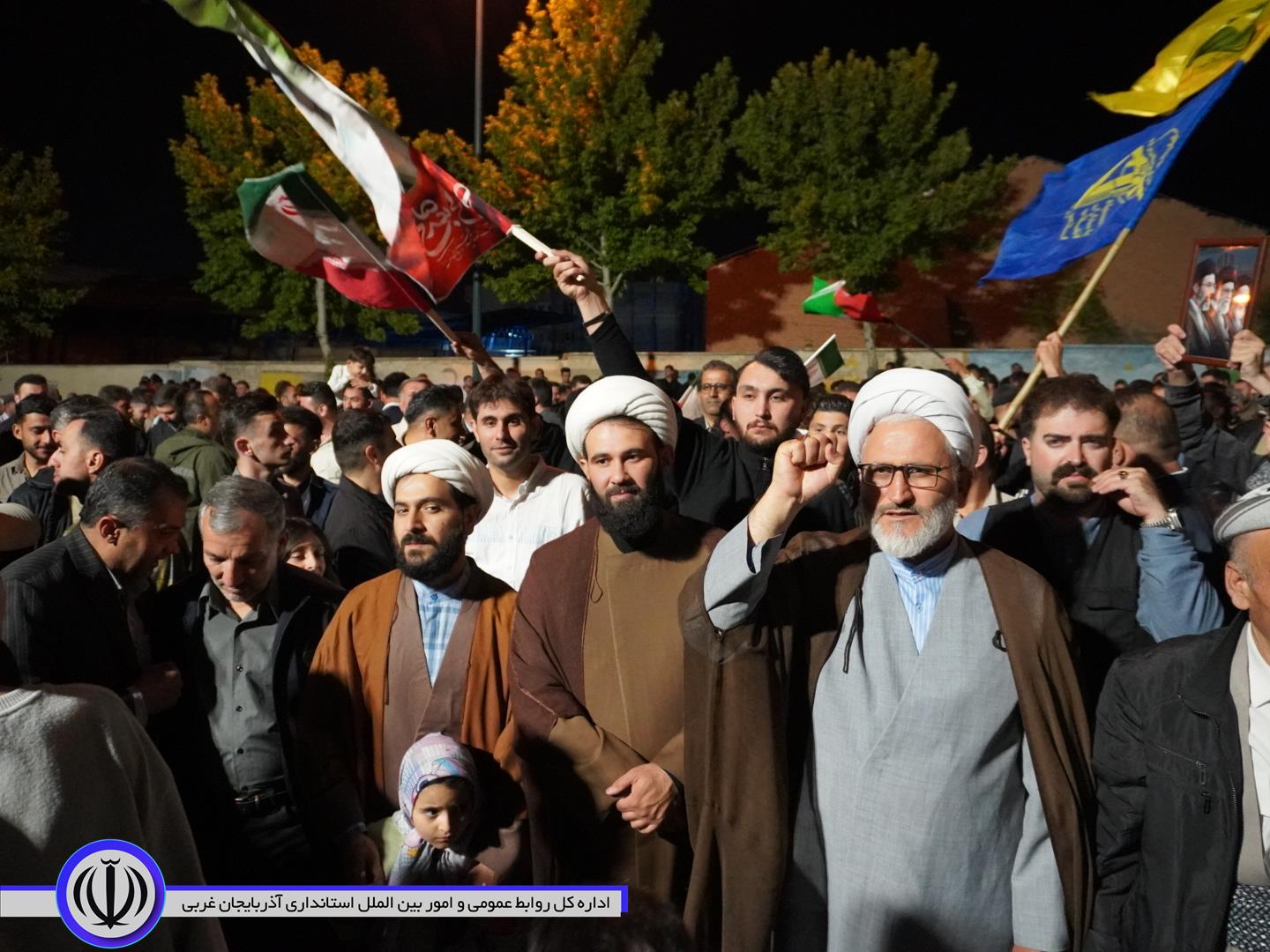 تداوم اجتماع شبانه و جلوه هایی از عزت و سربلندی مردم مهاباد در دفاع از ایران اسلامی