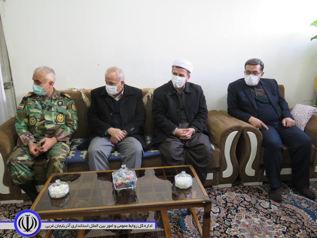 دیدار مسئوولان شهرستان با خانواده معزز شهداء در مهاباد