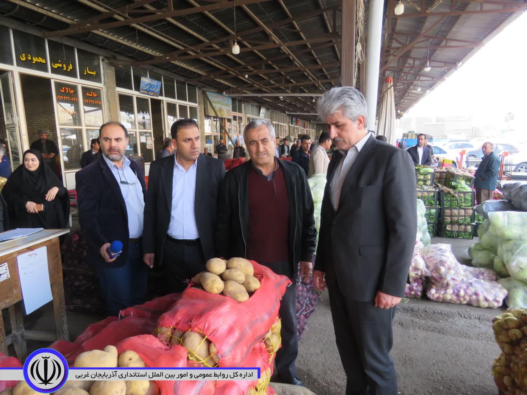بازدید مسوولان شهرستان از میدان میوه و تره بار مهاباد