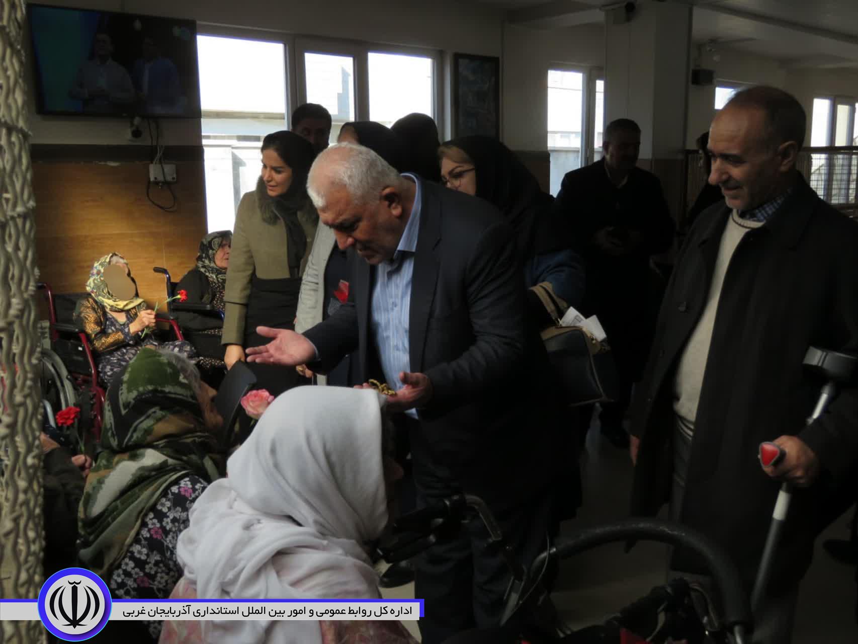فرماندار مهاباد به مناسبت روز مادر در خانه سالمندان حضور یافت