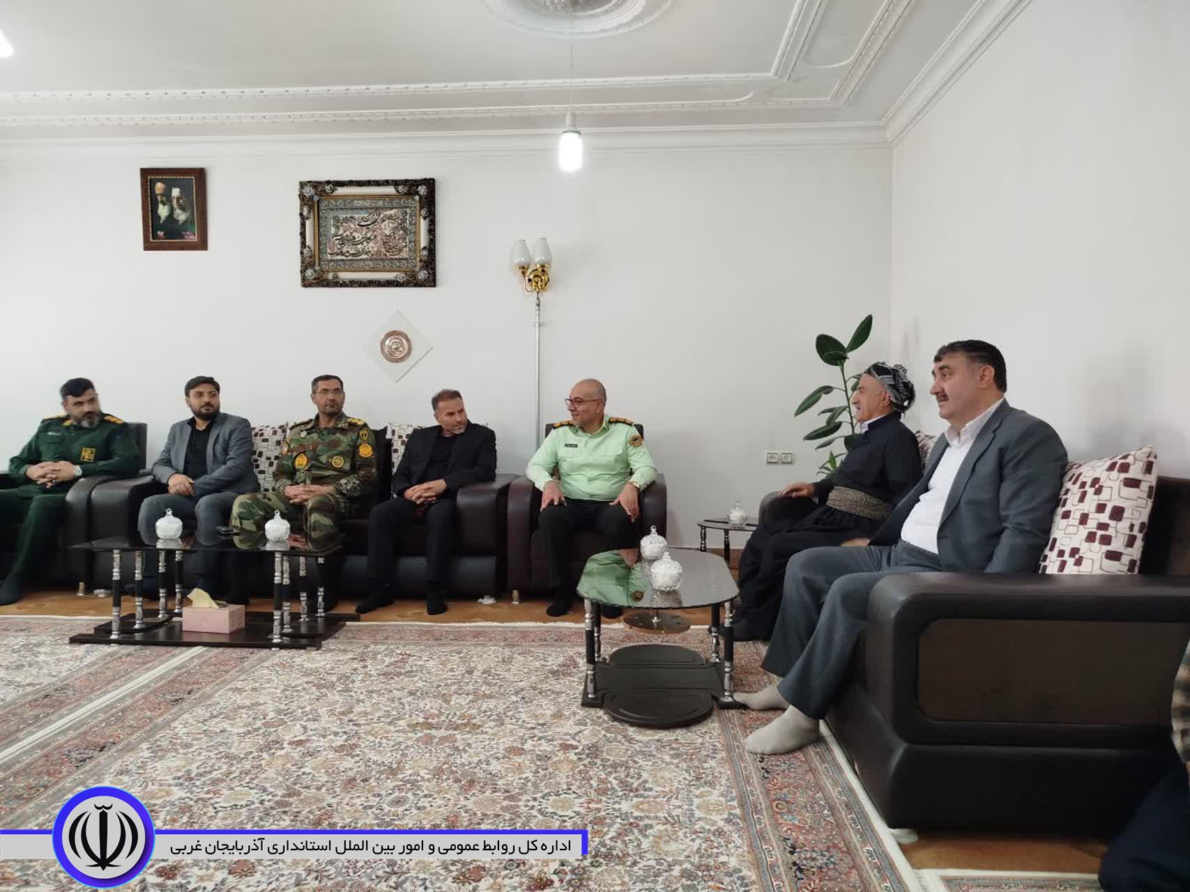 دیدار اعضای شورای تامین مهاباد با خانواده دو شهید کارمند و امنیت