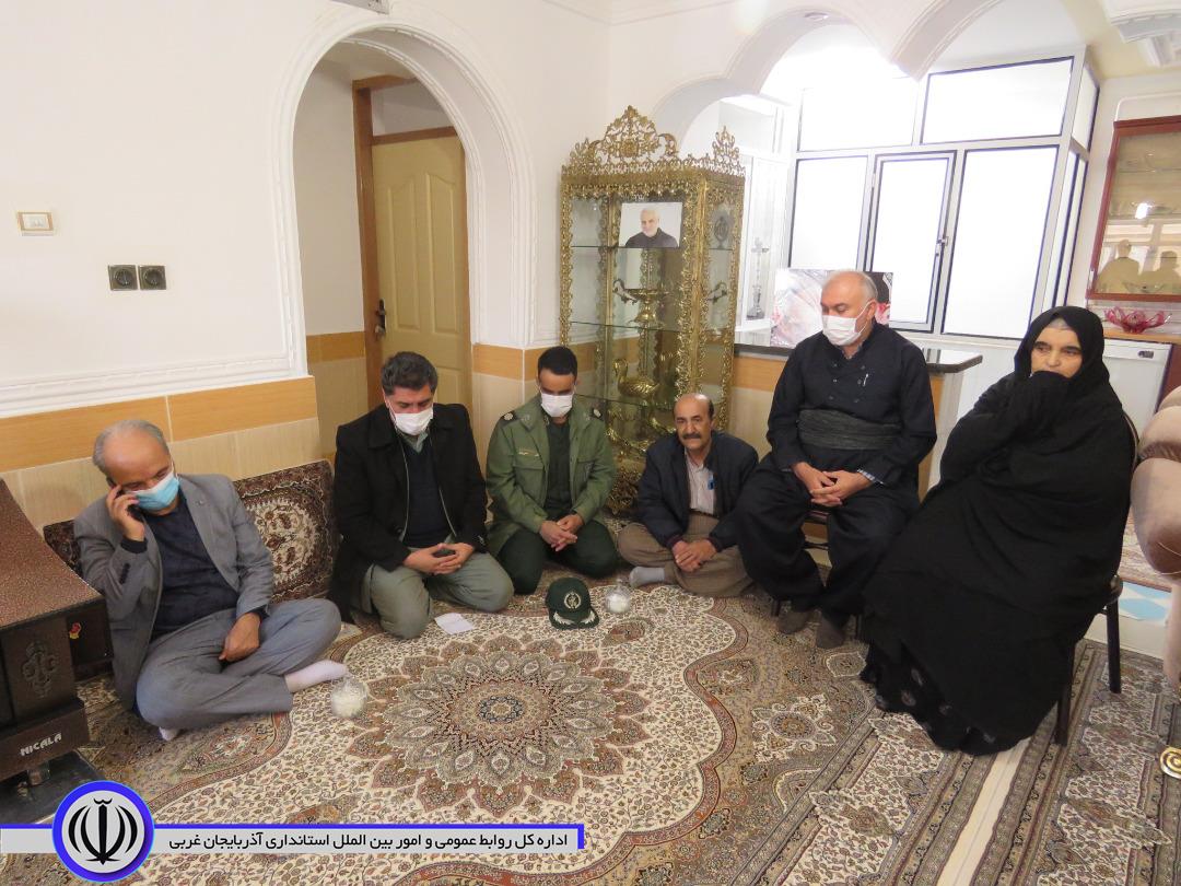 دیدار مسئوولان شهرستان با خانواده معزز شهداء در مهاباد