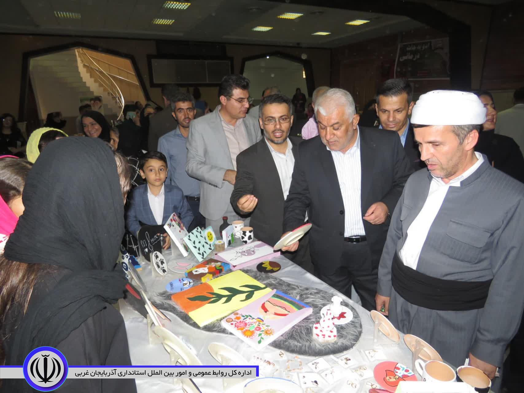 مسوولان مهابادی به دیدار خانواده شهدا رفتند